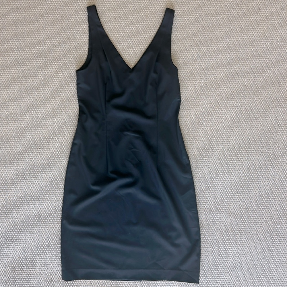 Theory v-neck pencil dress size 4